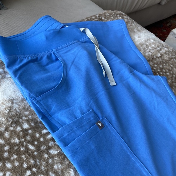 FIGS Kade Cargo scrub pants PETITE - Picture 3 of 3